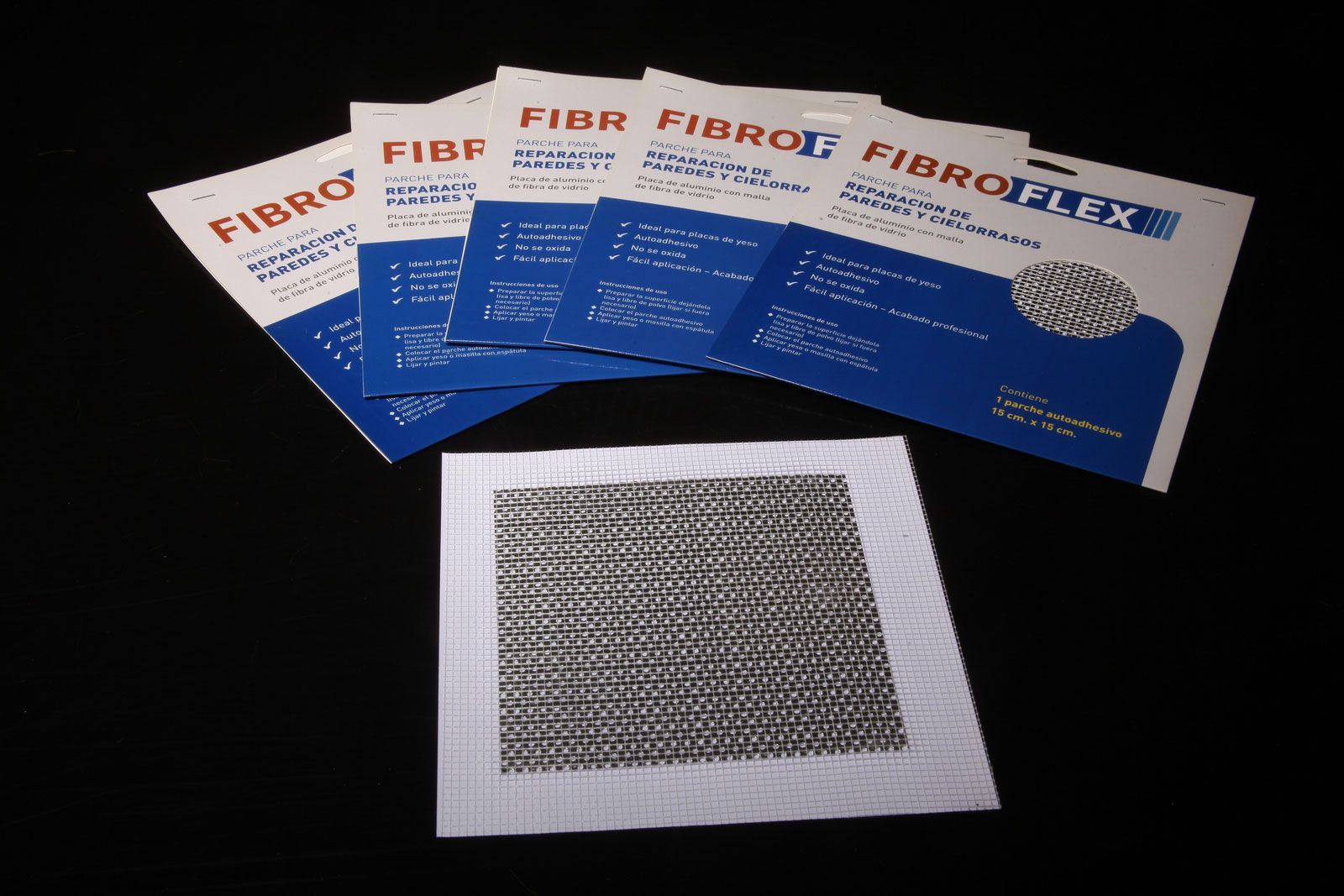 Paquetes de productos FIBROFLEX y un parche de malla de muestra sobre un fondo oscuro.