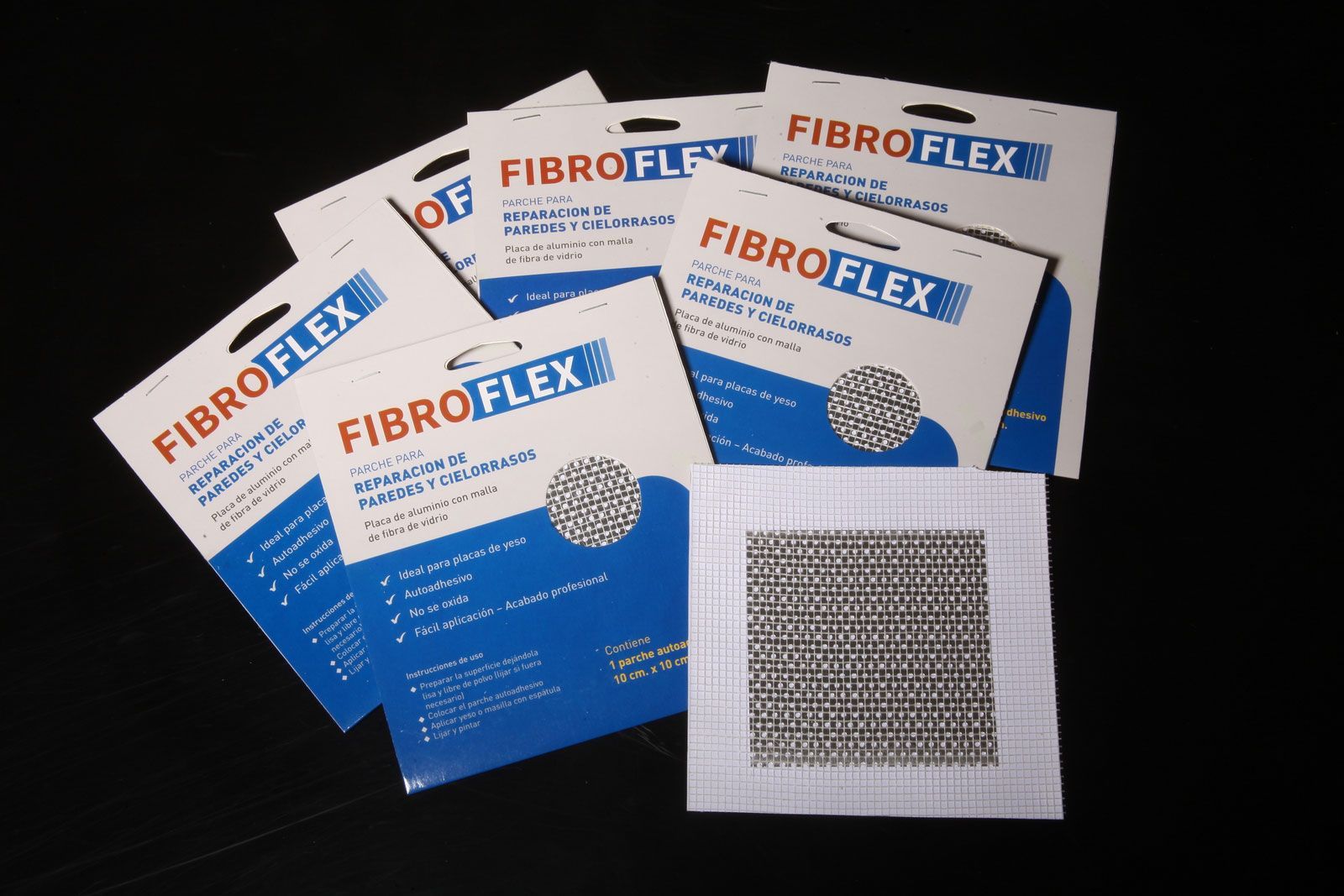 Paquetes de productos FIBROFLEX y un parche de malla de muestra sobre un fondo oscuro.
