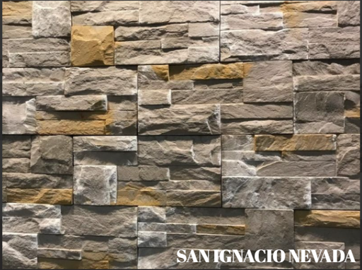 Letrero de piedra en la pared con piedras apiladas de color beige y gris que dice “SAN IGNACIO NEVADA”