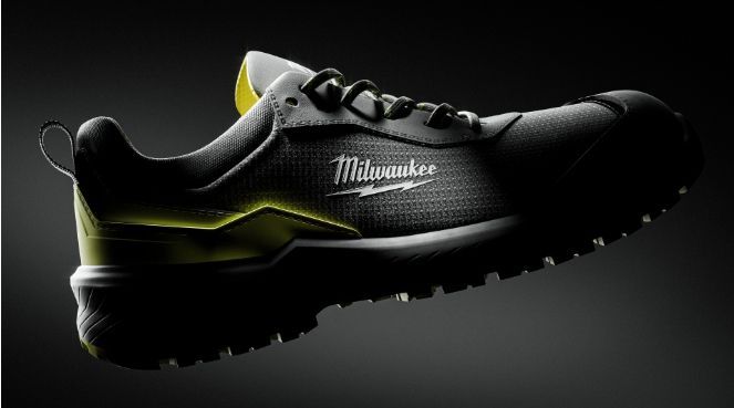 Scarpa da lavoro nera Milwaukee con dettagli gialli su sfondo scuro