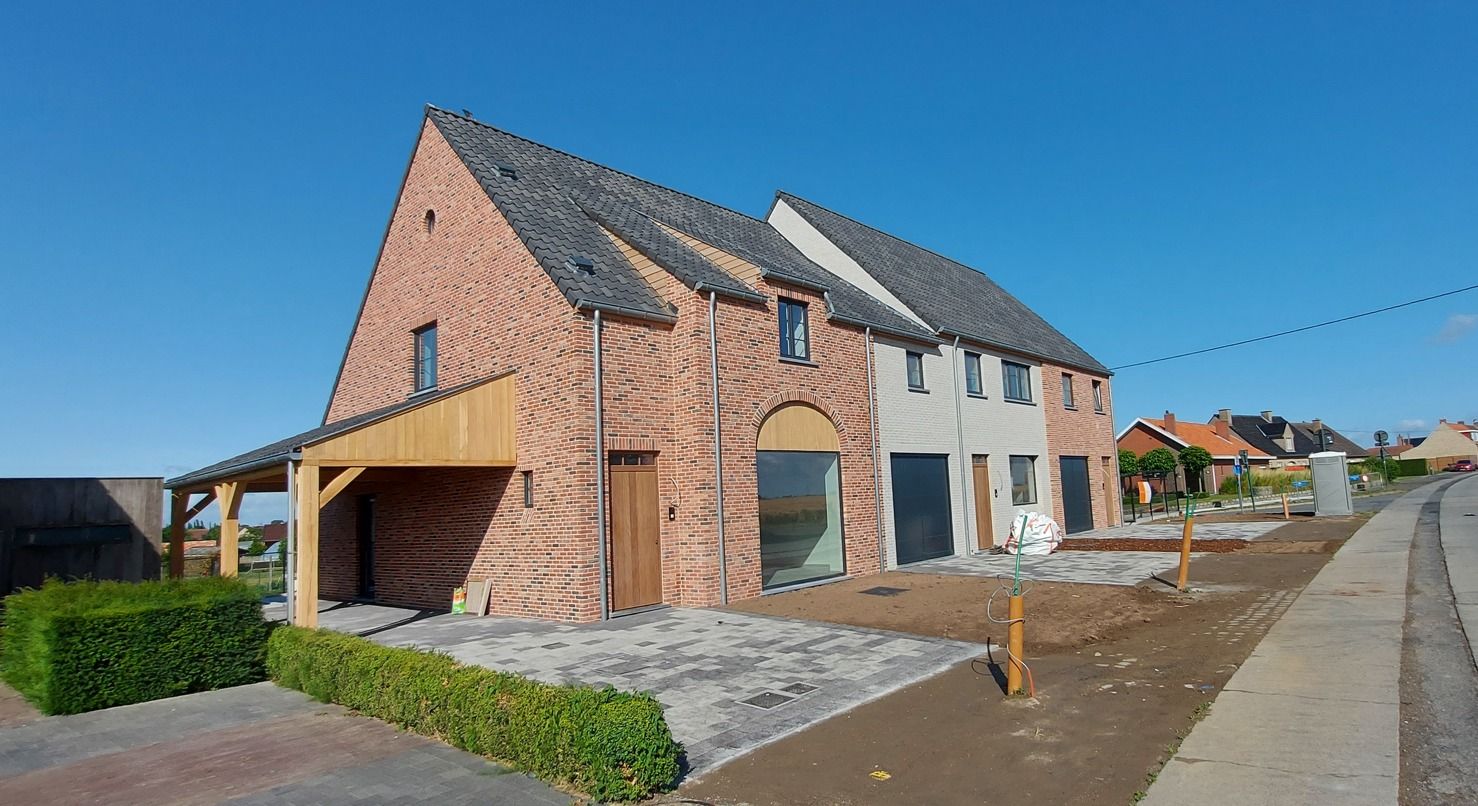 Nieuwbouwoning waarvan de ruwbouw gemetst werd door CDF Bouw uit Ardooie. Aannemer voor nieuwe woningen en renovaties.