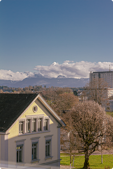 Wunderschöne Aussicht aus den Studiofenstern auf Wetzikon unter blauem Himmel im Zürcher Oberland.