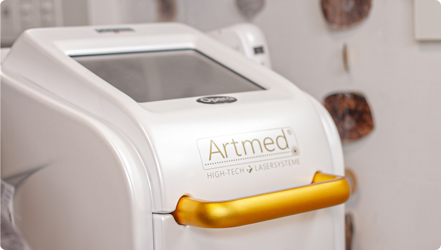 Modernes und professionelles Lasergerät für die schmerzfreie, dauerhafte Haarentfernung im Studio.