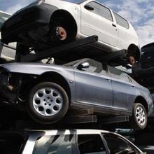 Un mucchio di auto sono accatastate l'una sull'altra.