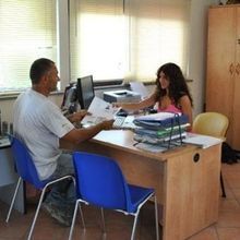 Un uomo e una donna sono seduti a una scrivania in un ufficio.