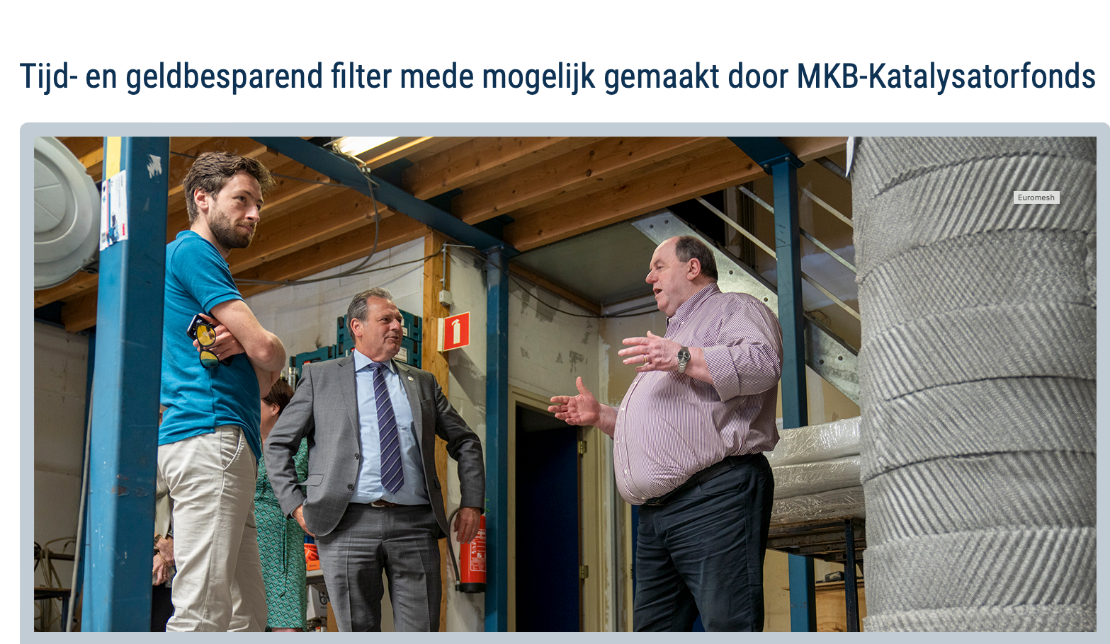 drie mannen praten met elkaar op een werkvloer