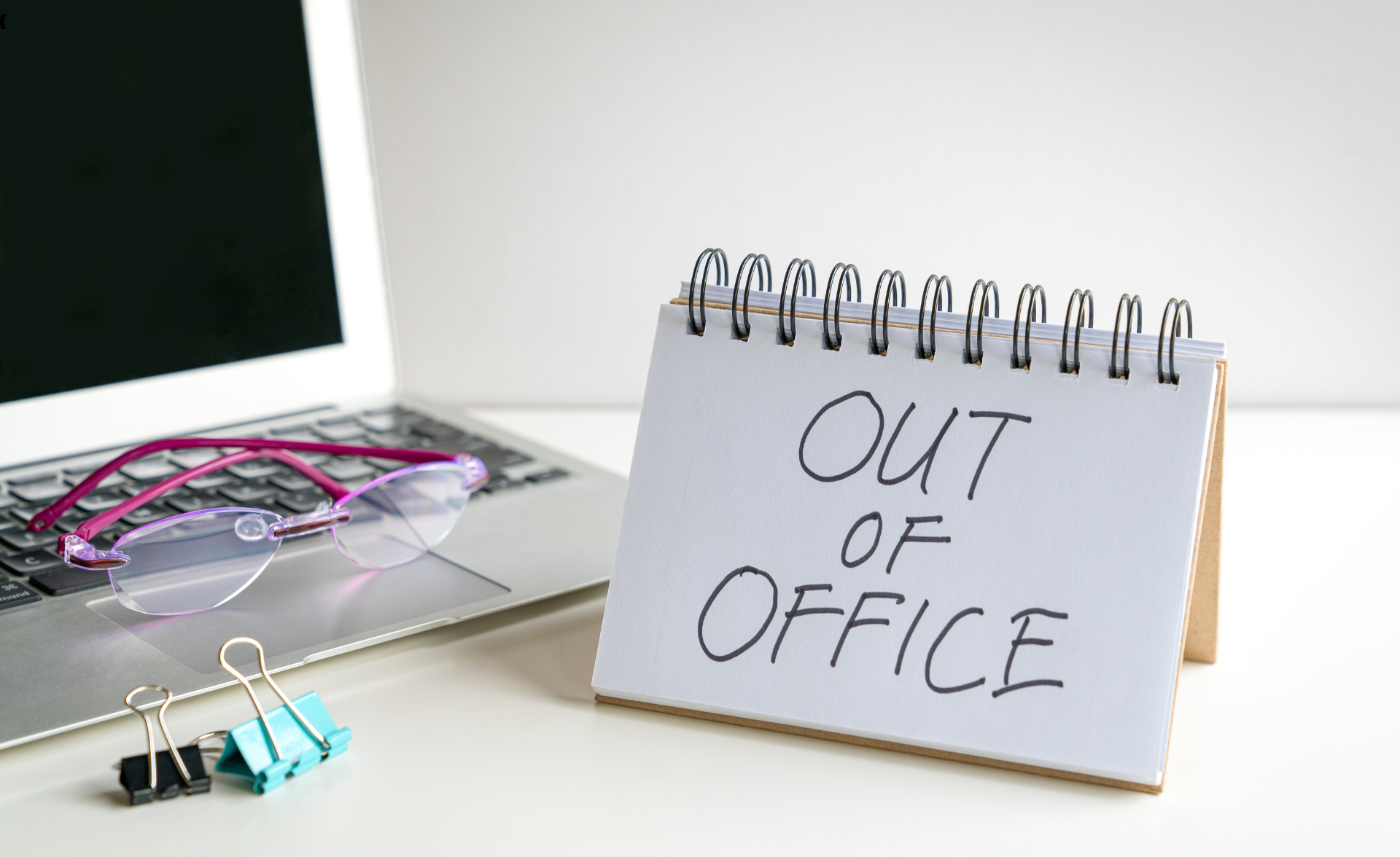 kantoor met out-of-office bordje