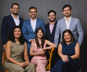 Um grupo de pessoas está posando para uma foto juntos.