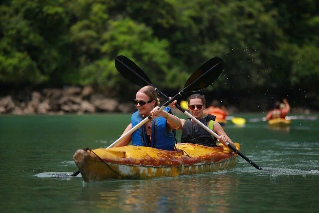 Kayak dans la Baie de Lan Ha