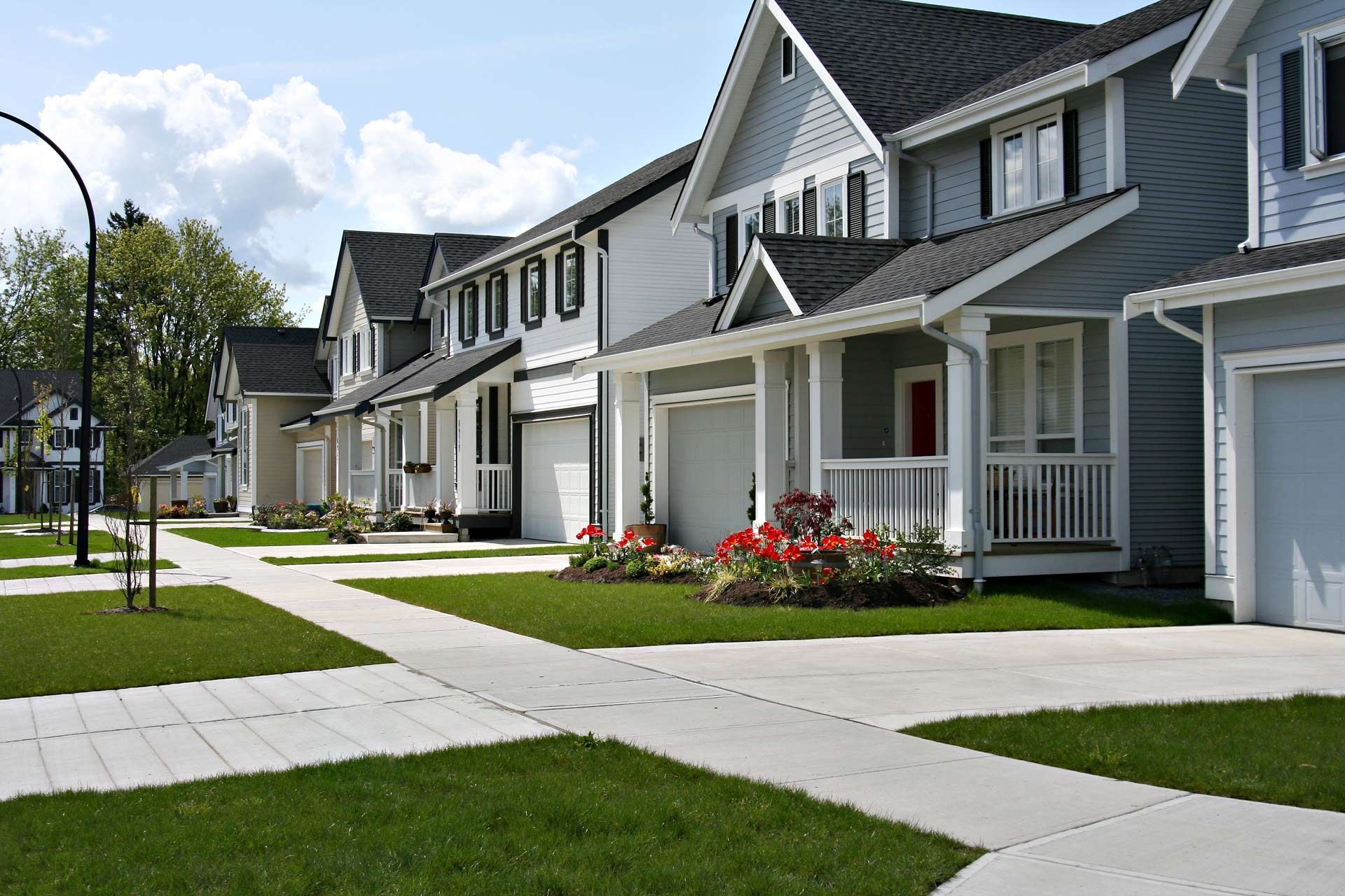 A row of houses are lined up in a residential area