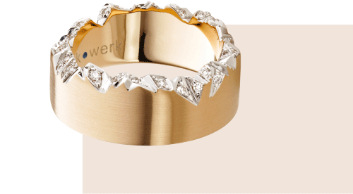 Eine Nahaufnahme eines Goldrings mit Diamanten darauf