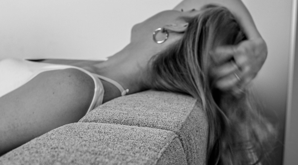 Vrouw op de bank die faceyoga doet
