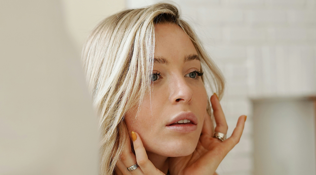 vrouw tijdens oefening van face yoga