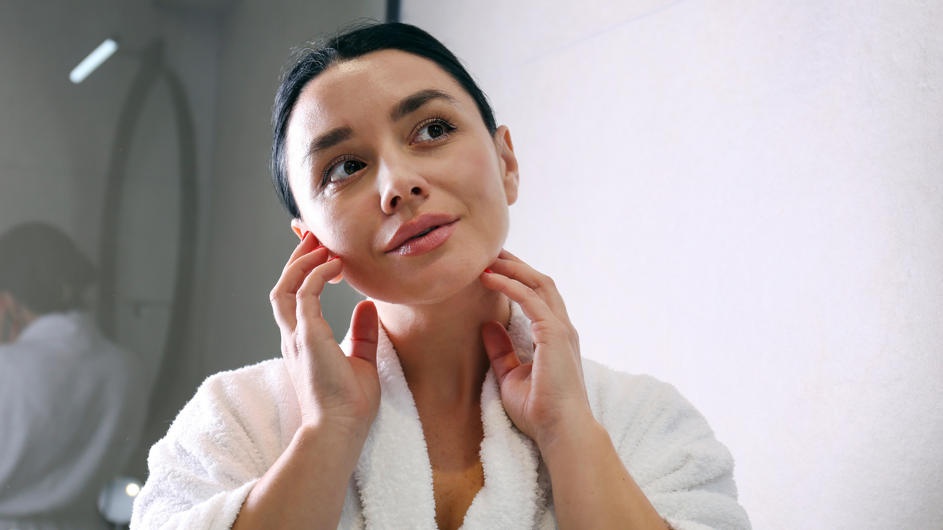 meisje doet een face yoga workout