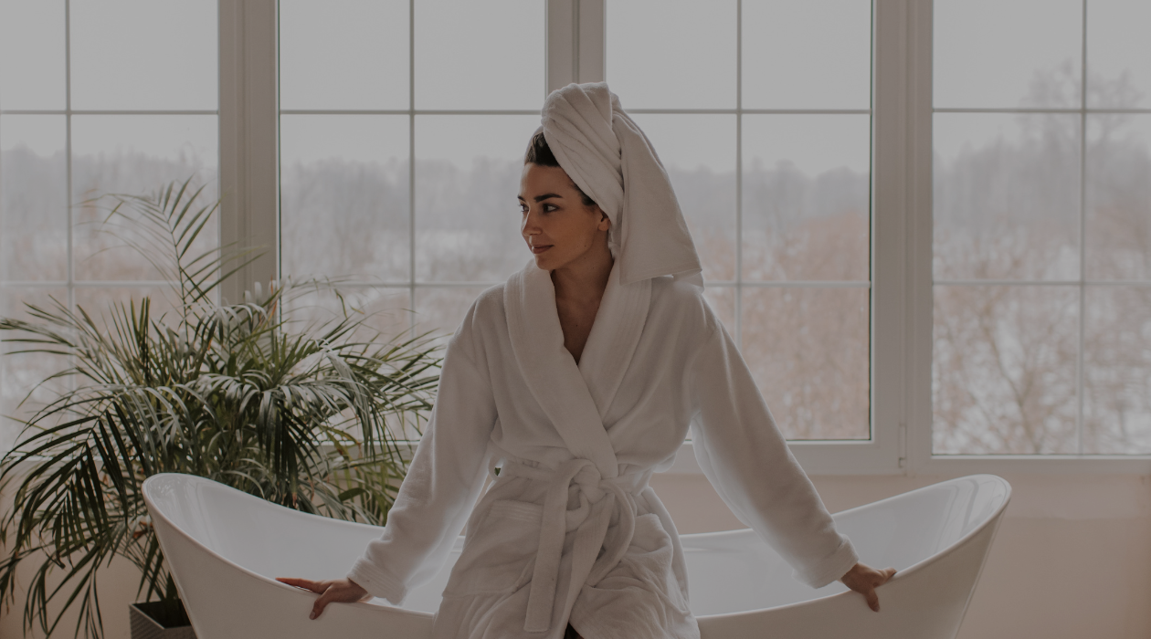 Vrouw in de badkamer

