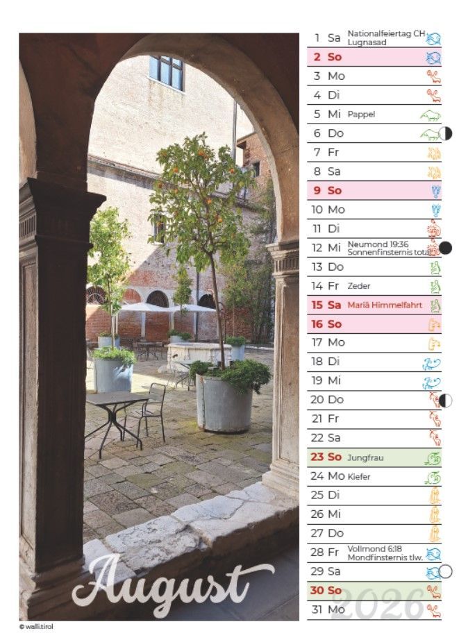 Café-Szene im Innenhof mit Steinbogen, Topfbaum und Kalenderleiste für August.