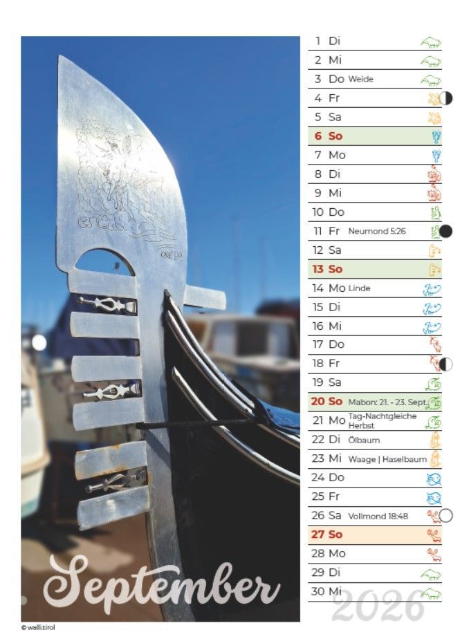 Kalenderblatt für September mit einem Foto einer modernen Silberskulptur vor blauem Himmel.