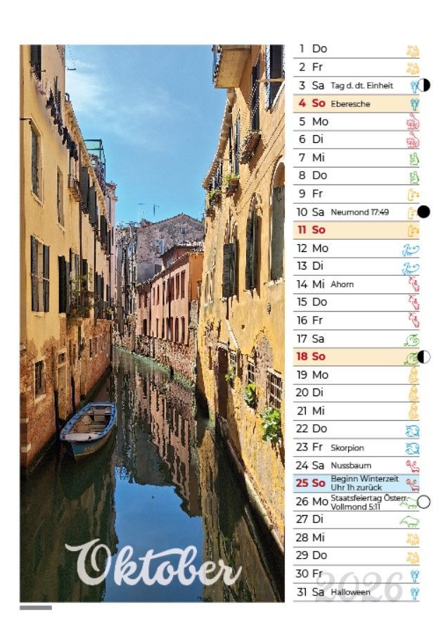 Der Kanal von Venedig mit seinen engen Gebäuden, dem blauen Himmel und dem Wort „Oktober“ am Boden