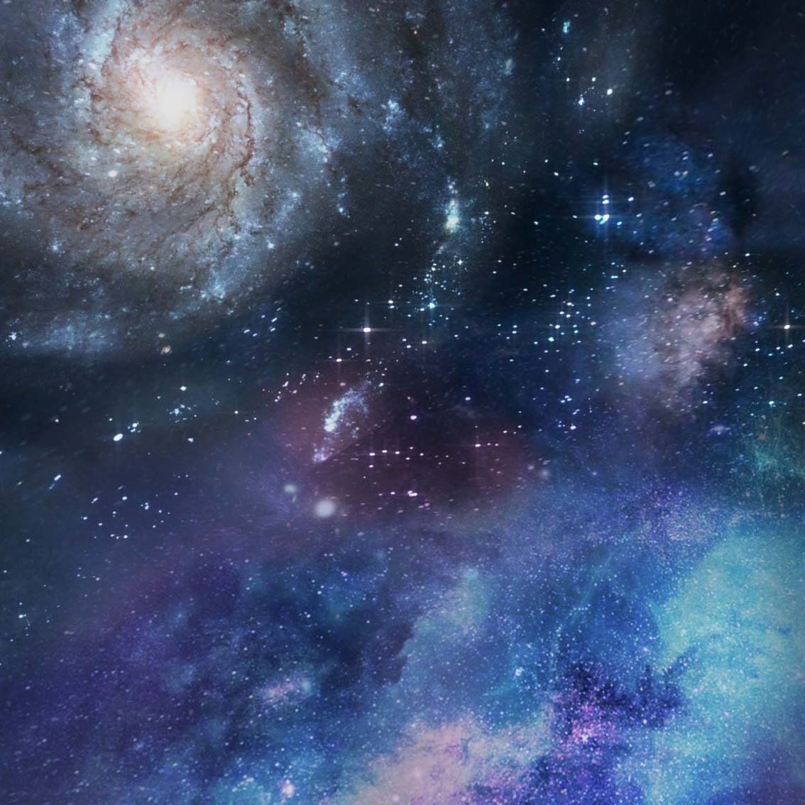 Farbenfrohe Spiralgalaxie mit Sternen und blau-violetten Nebelwolken im tiefen Weltraum