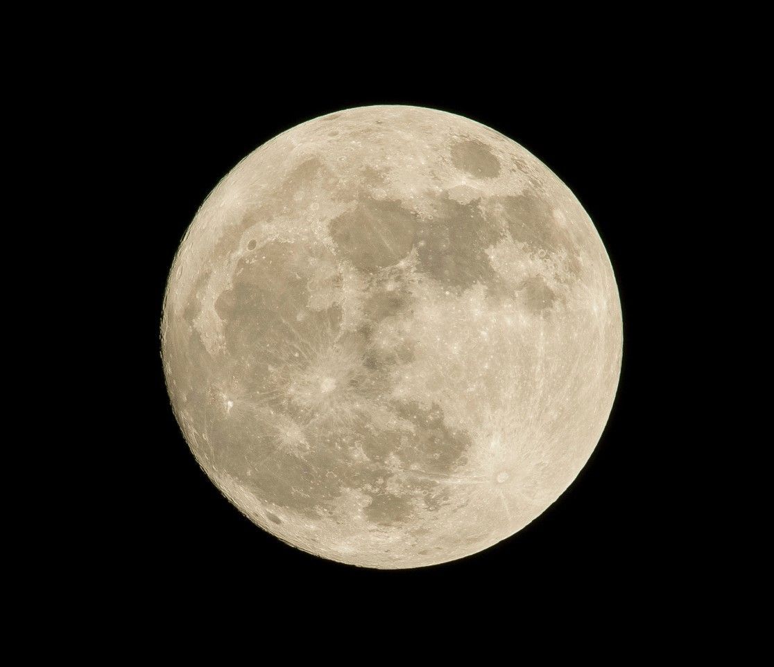 Vollmond vor schwarzem Nachthimmel