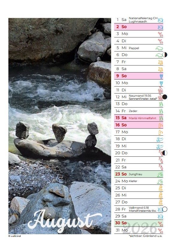 August-Kalenderblatt über einem felsigen Bach mit kleinen Vögeln auf einem Baumstamm.