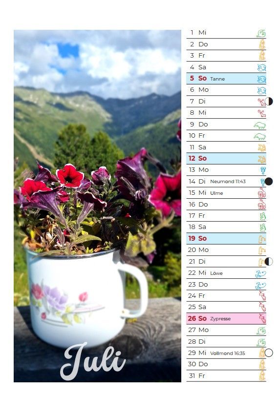 Juli-Kalenderseite mit einer weißen Tasse Blumen vor einer Berglandschaft und bewölktem Himmel