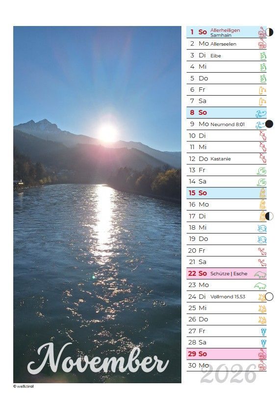 Sonnenbeschienener See und Berge mit Kalenderlayout für November auf der rechten Seite.