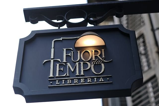 Insegna nera sospesa con la scritta