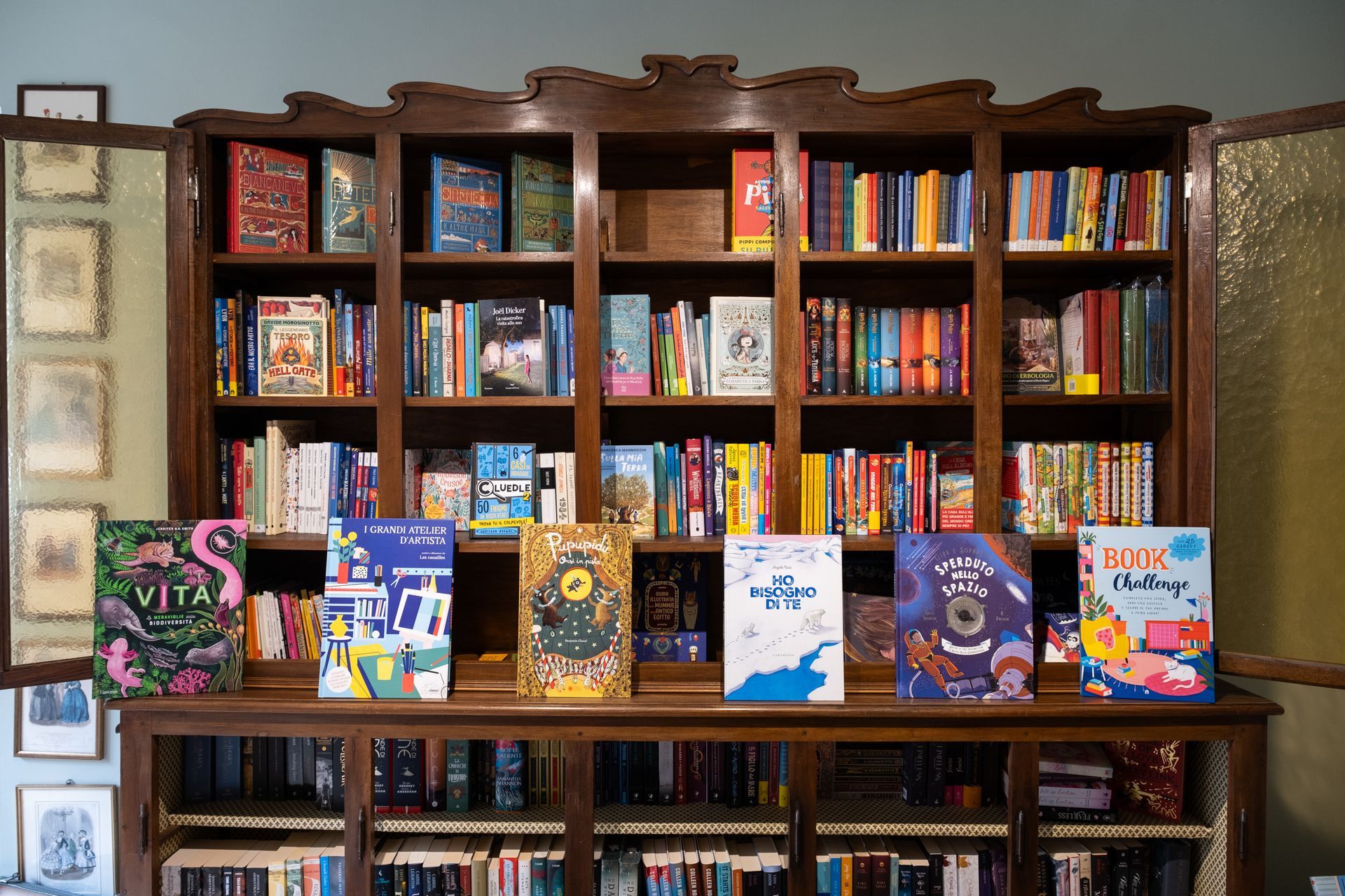 Scaffali pieni di libri colorati, con diversi libri per bambini esposti sullo scaffale anteriore.