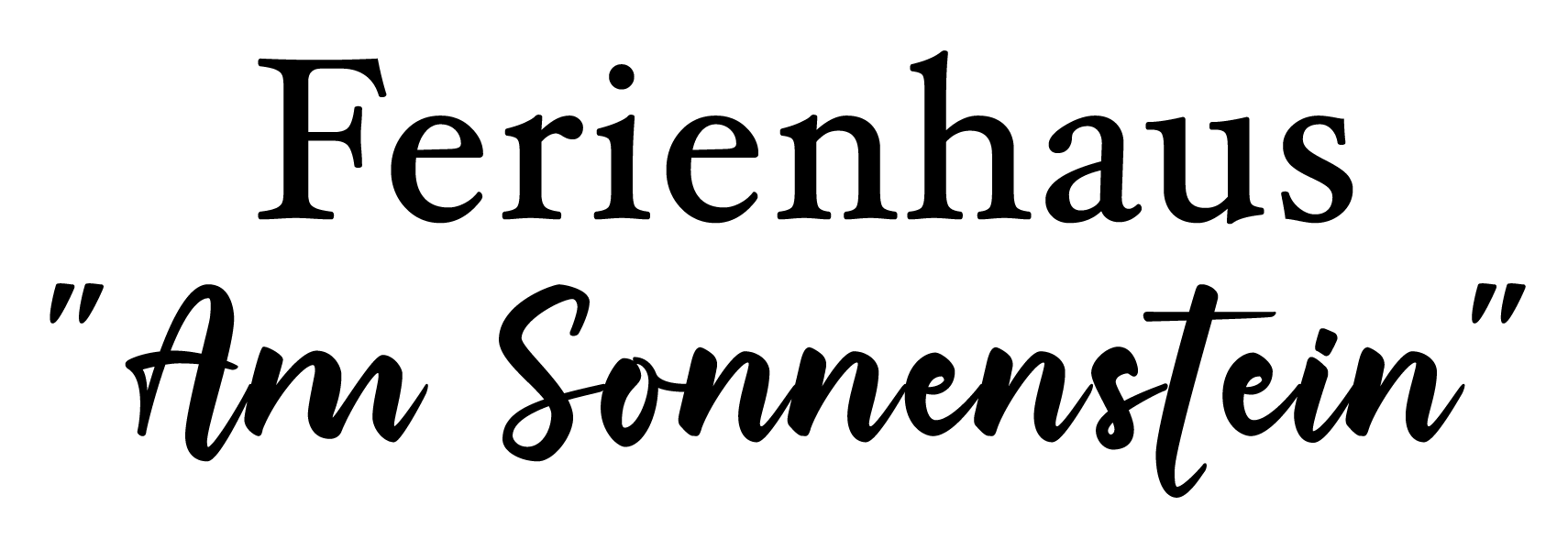 Schild mit der Aufschrift „Ferienhaus Am Sonnenstein“ in schwarzer Schrift auf weißem Hintergrund