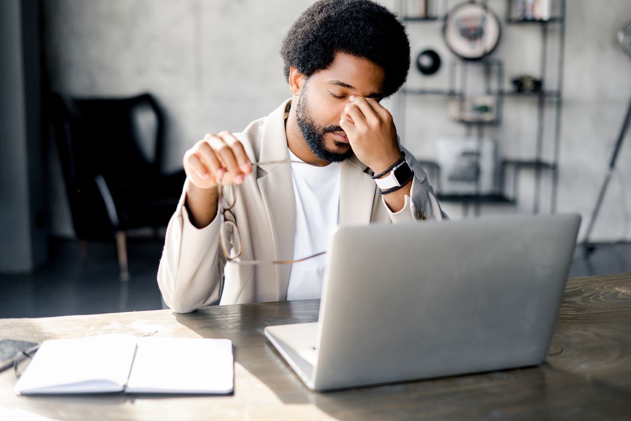 Man tries to concentrate at laptop