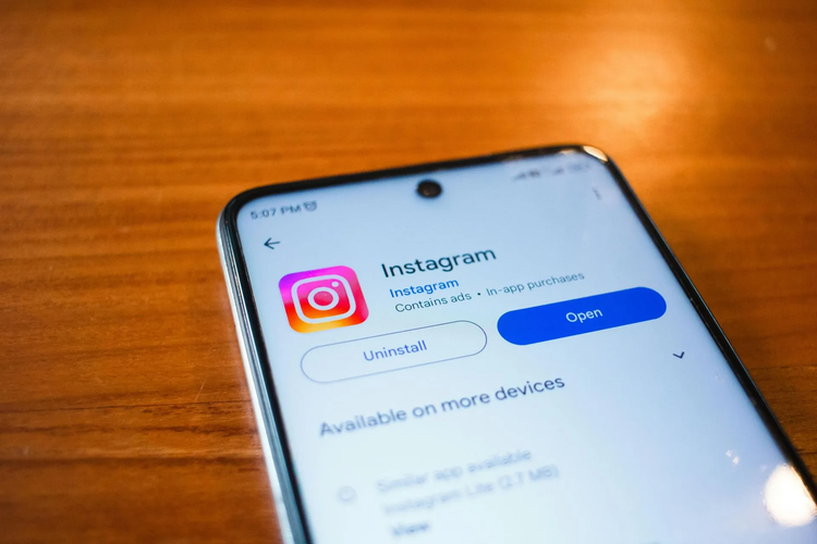 Smartphone screen showing the Instagram app icon and the options to Open or Uninstall.