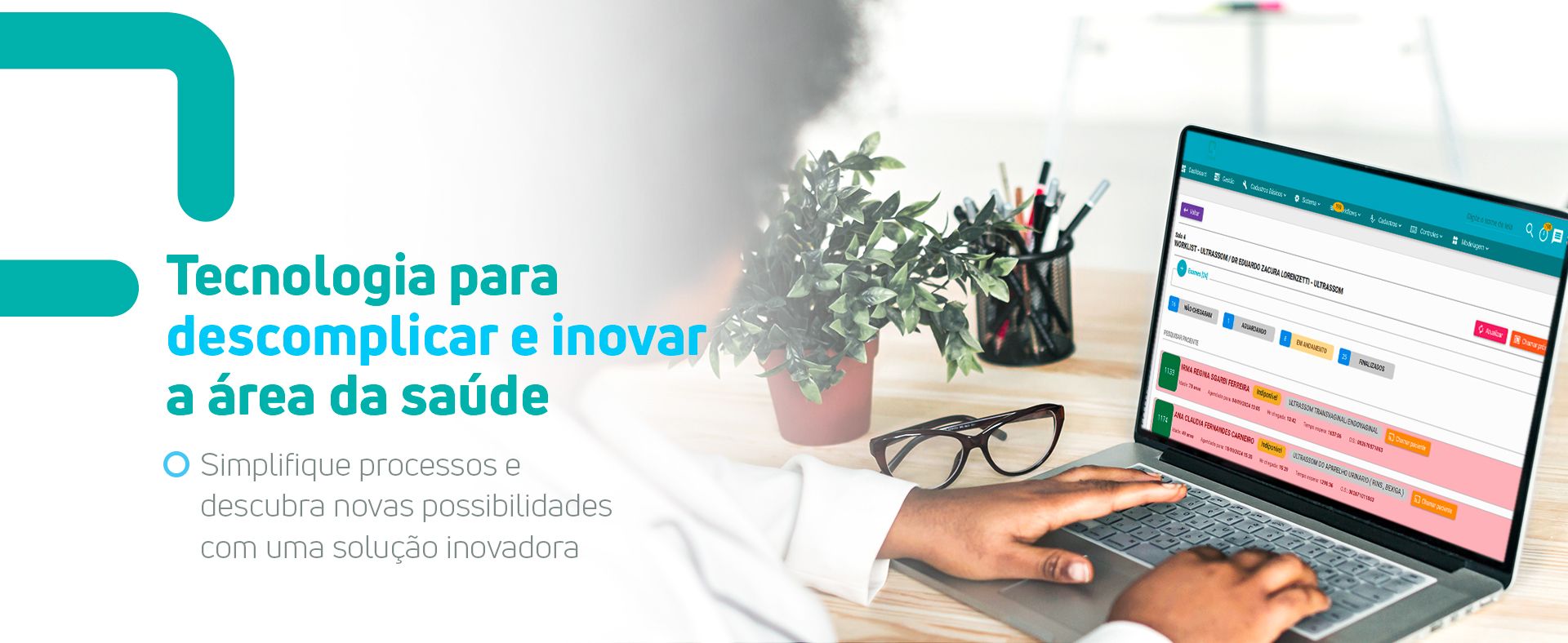 Uma pessoa está digitando em um laptop.