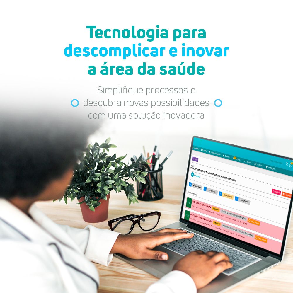 Uma mulher de jaleco está digitando em um laptop.