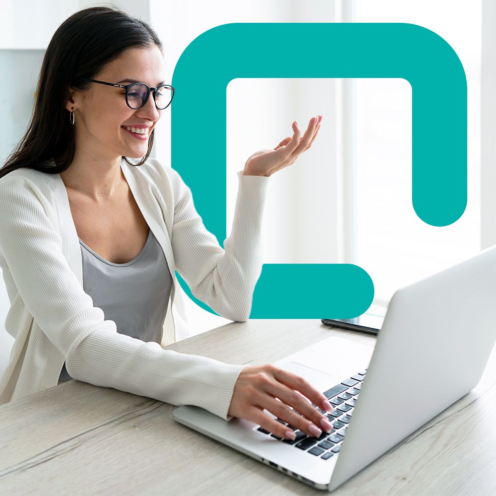 Uma mulher usando óculos está digitando em um laptop.