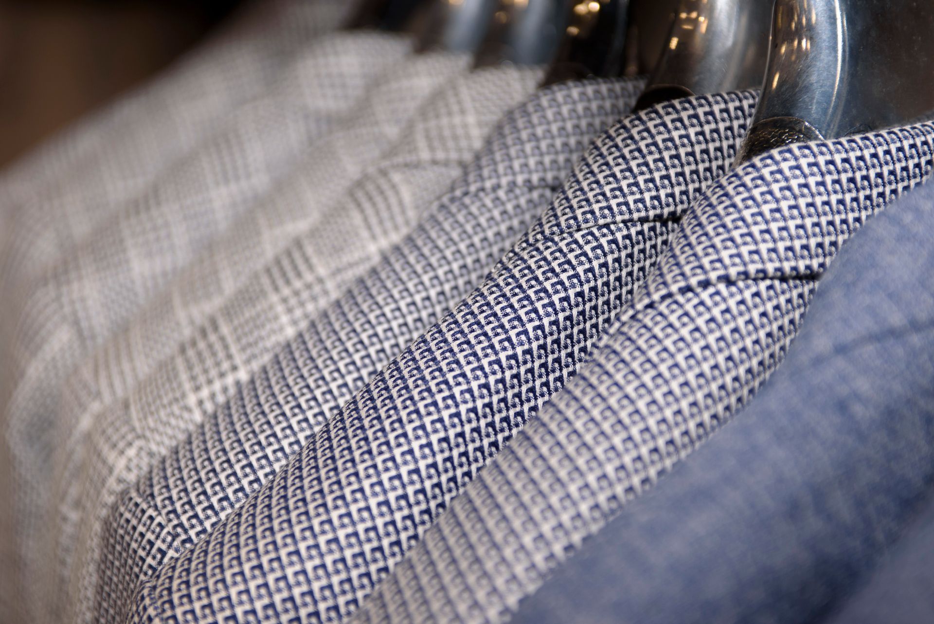 Men’s jackets organized, highlighting sharp cuts and flawless repairs. Men’s jackets organized, highlighting sharp cuts and flawless repairs.