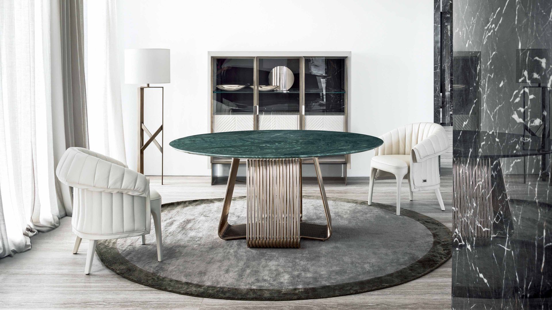 Een eetkamer met een ronde tafel en stoelen.