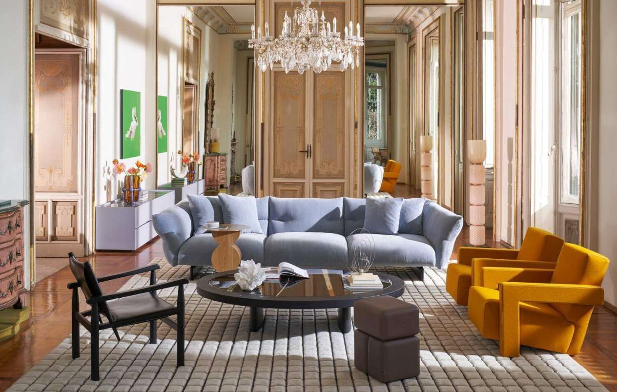 Een woonkamer gevuld met meubels en een kroonluchter.