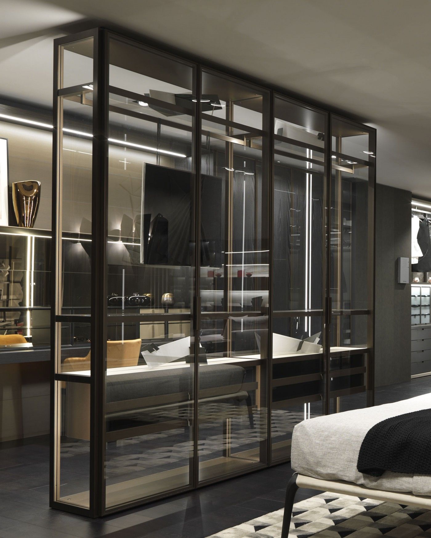 Een slaapkamer met een bed en een glazen wand