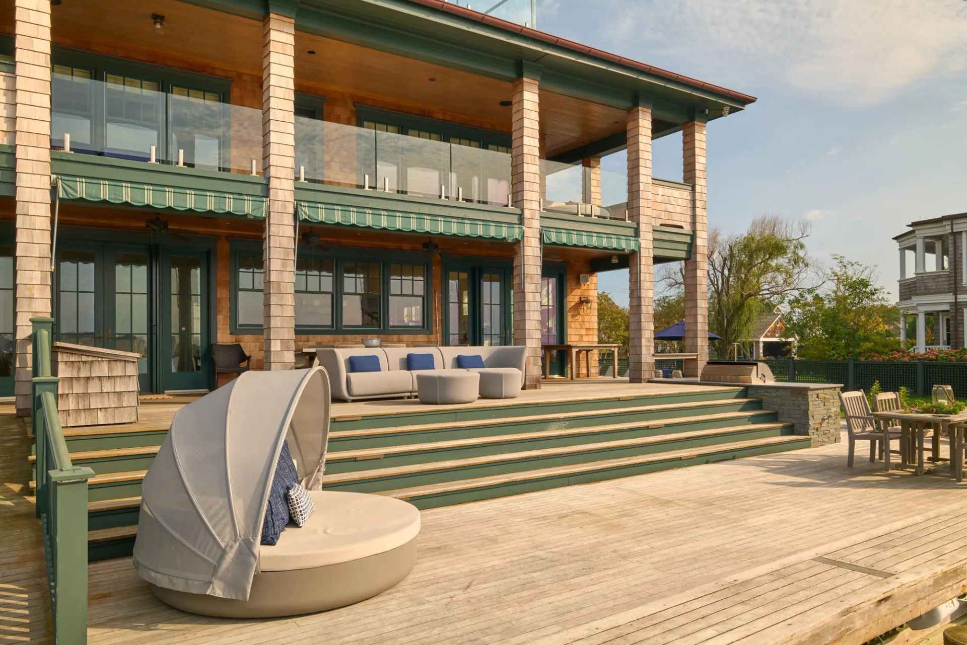 Een groot huis met een patio en een trap