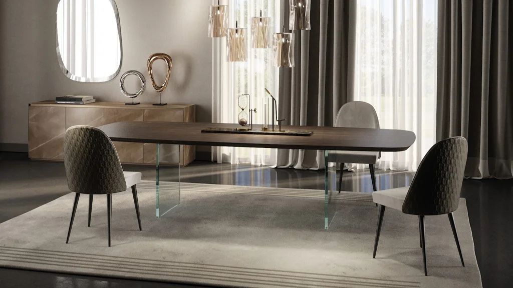 Een eetkamer met een tafel, stoelen en een spiegel.
