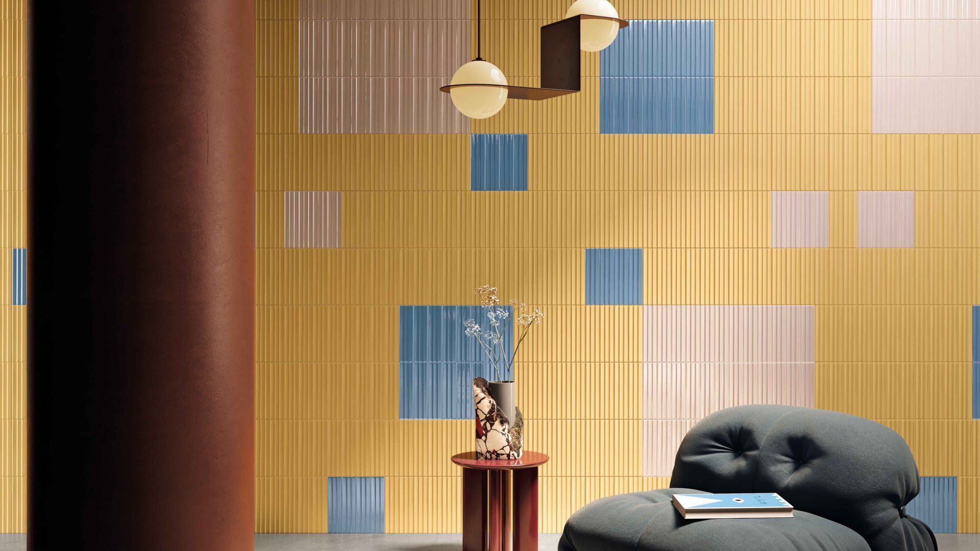Een woonkamer met een stoel en een tafel voor een gele muur.
