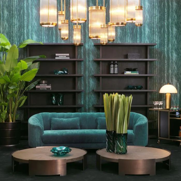 Een woonkamer met een bank en twee salontafels