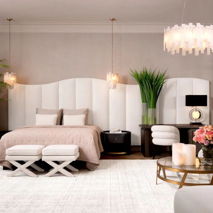 Een slaapkamer met een kingsize bed en twee banken