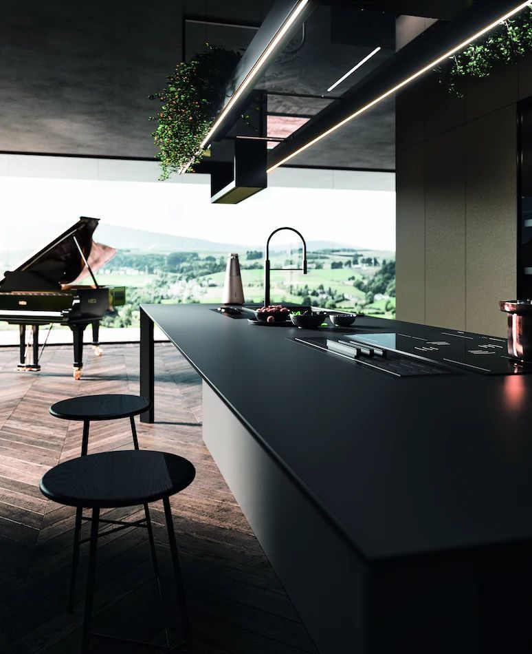 Een zwarte keuken met een piano op de achtergrond