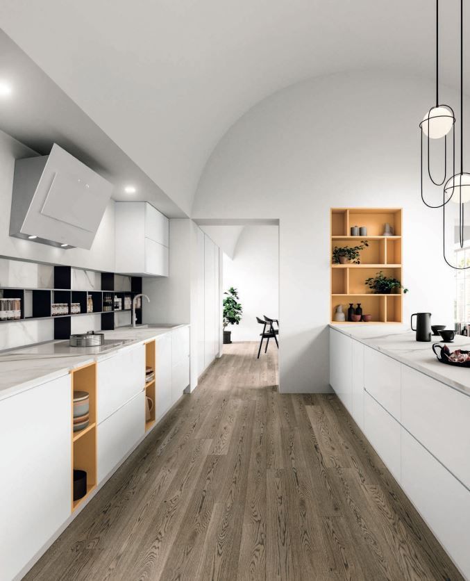 Een keuken met witte kasten en houten vloeren