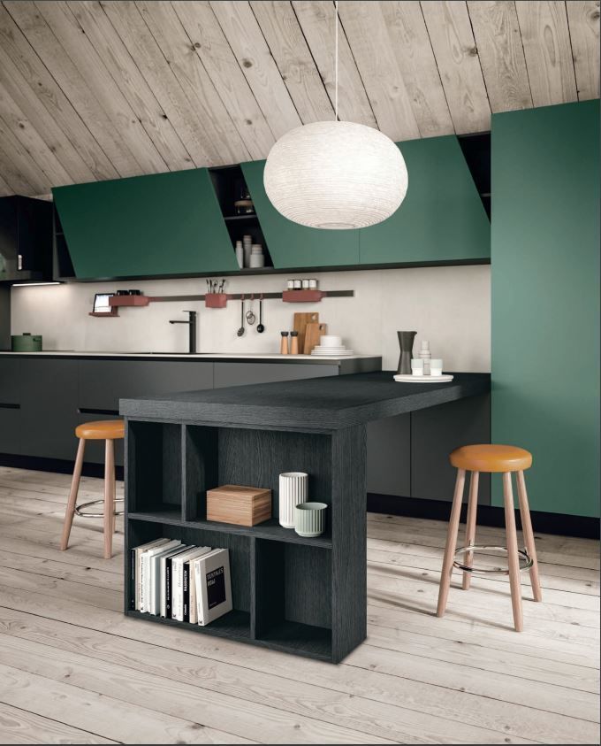 Een keuken met groene kasten en een zwart kookeiland