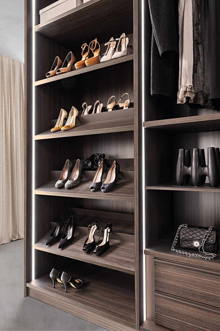 Een kast met veel schoenen op de planken
