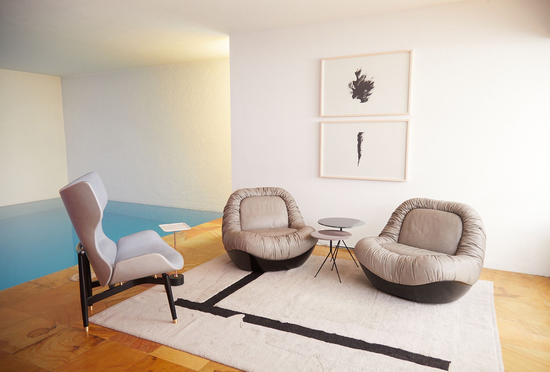 Een woonkamer met twee stoelen en een tafel voor een zwembad.
