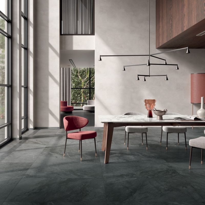 Een eetkamer met een tafel en stoelen erin